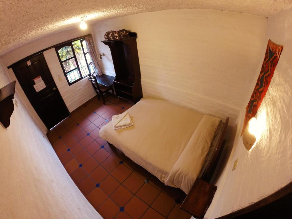 Postel nebo postele na pokoji v ubytování Hostal L'Auberge Inn