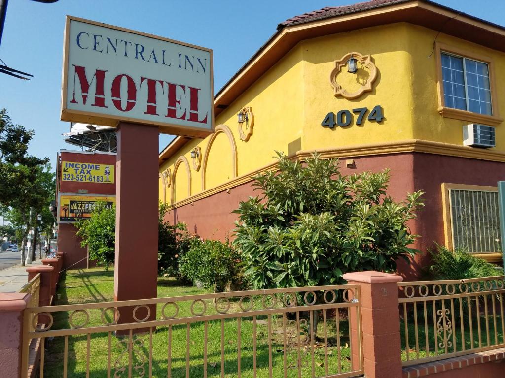 un panneau du motel devant un bâtiment dans l'établissement Central Inn Motel, à Los Angeles