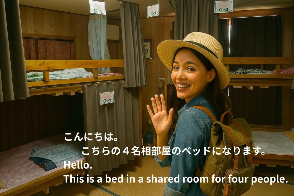una mujer con un sombrero de pie en una habitación en Minsyuku Okinawa Kubotaso - Vacation STAY 87482v, en Okinawa City