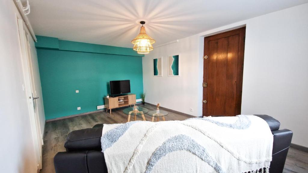 Ένα ή περισσότερα κρεβάτια σε δωμάτιο στο Entre 2 Jardin Drap compris et Barbecue