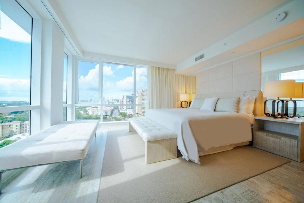 En eller flere senge i et værelse på Amazing View 1 Hotel Corner Unit 1BR/1BA w Balcony