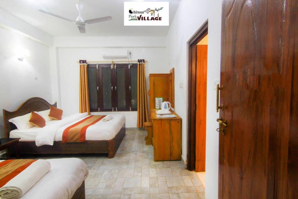 Postel nebo postele na pokoji v ubytování Chitwan Park Village