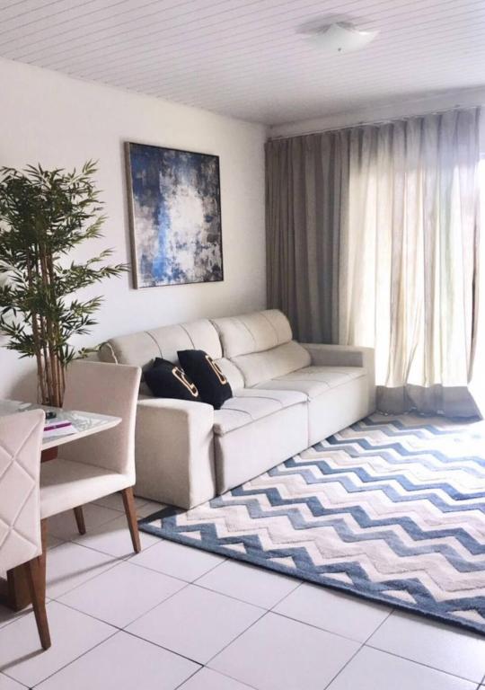 a living room with a white couch and a table at Studio Shine - Apartamento inteiro para COP in Belém