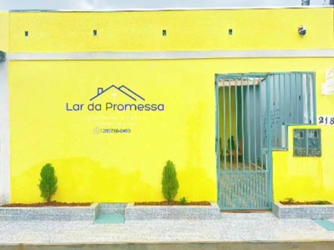 a yellow building with a sign that reads let do prometheus at Casa da Lu in Aparecida