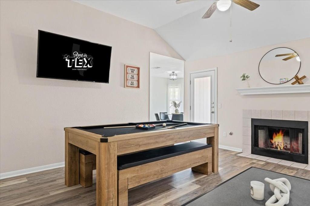 Μια τηλεόραση ή/και κέντρο ψυχαγωγίας στο Hill Country Getaway Games, Fire Pit & Deck