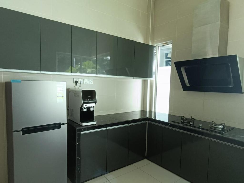 Kuchyň nebo kuchyňský kout v ubytování 4 Storey House 14Pax 4Bedroom 9 Bukit Jambul