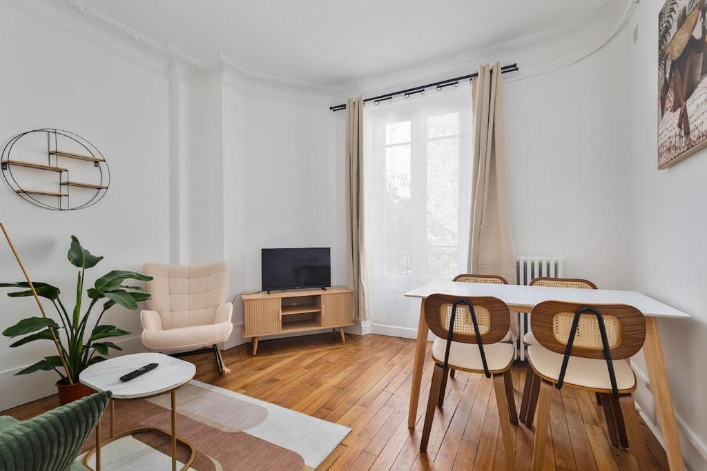 シュレーヌにある3P Cocooning prés Paris La Défense Champs Élyséesのテーブルと椅子のあるリビングルーム