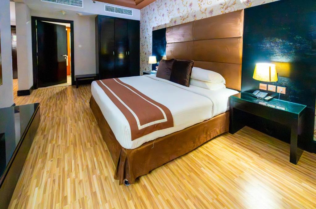 ラス・アル・ハイマにあるSunday Mangrove Corniche Hotel, Ras Al Khaimahのベッドルーム1室(大型ベッド1台付)