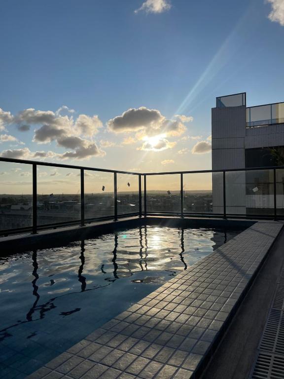 カベデロにあるStudio na praia Piscina, academia e lavanderiaの建物の上にあるプール