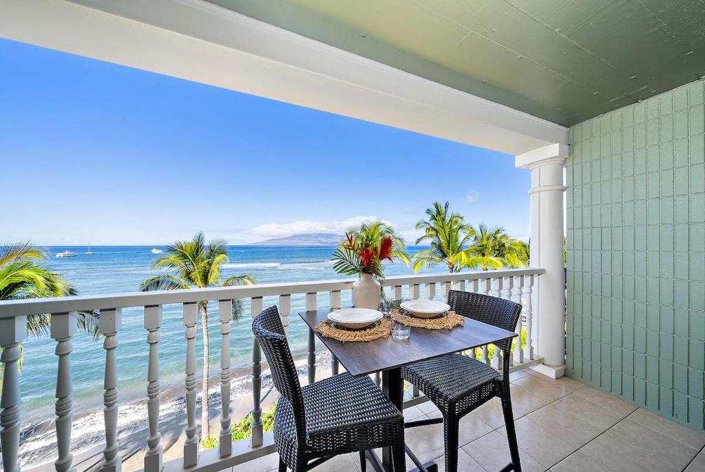 ラハイナにあるLahaina Shores 507 · LS 507 West Maui Studio with Stunning Oceanの海が見えるバルコニーにテーブルと椅子がある