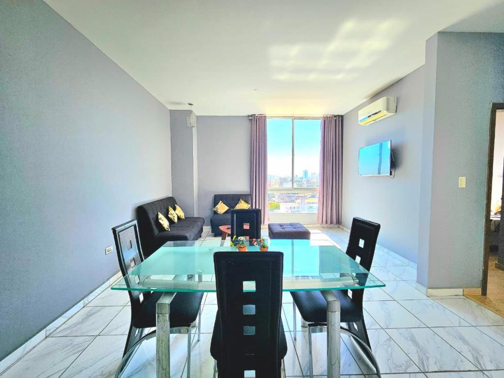 ein Esszimmer mit Glastisch und Stühlen in der Unterkunft Departamento de dos dormitorios en el Corazón de Santa Cruz in Santa Cruz de la Sierra