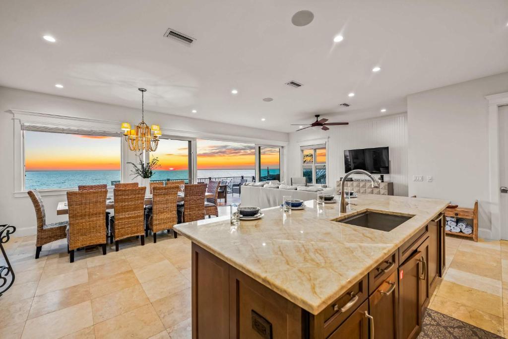 una cucina e una sala da pranzo con vista sull'oceano di Beach Side Paradise - Luxury Home on the Beach a Ilexhurst