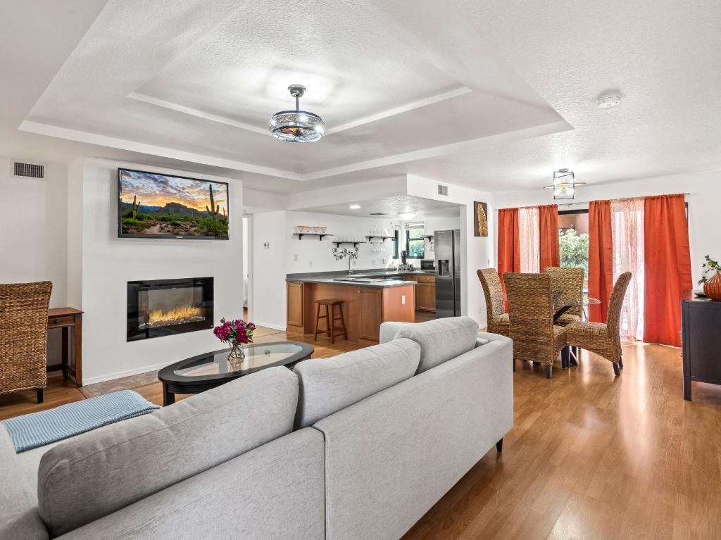 ein Wohnzimmer mit Couch und Tisch in der Unterkunft Luxurious gated Condo in Sabino cyn, resort style living in Tucson
