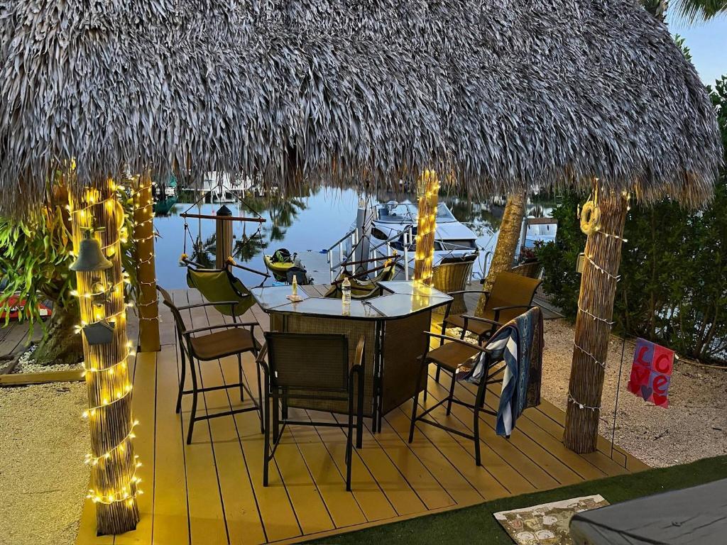 Zahrada ubytování Waterfront Tiny House w Pool, Beach, and Boat Dock