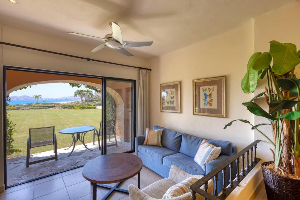 Χώρος καθιστικού στο Relaxing Beachfront Condo