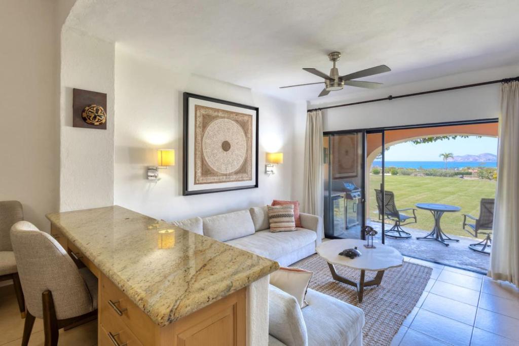 Χώρος καθιστικού στο Serene Oceanfront Paradise Condo