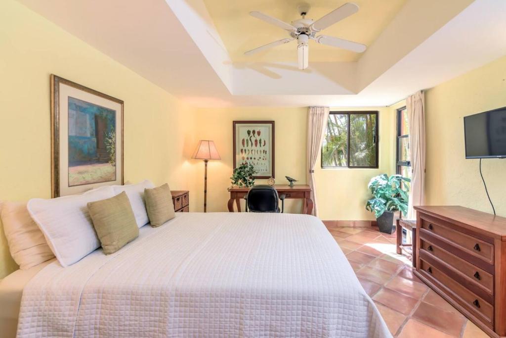 TV a/nebo společenská místnost v ubytování Beachside Serenity Coral 101 Casa del Mar