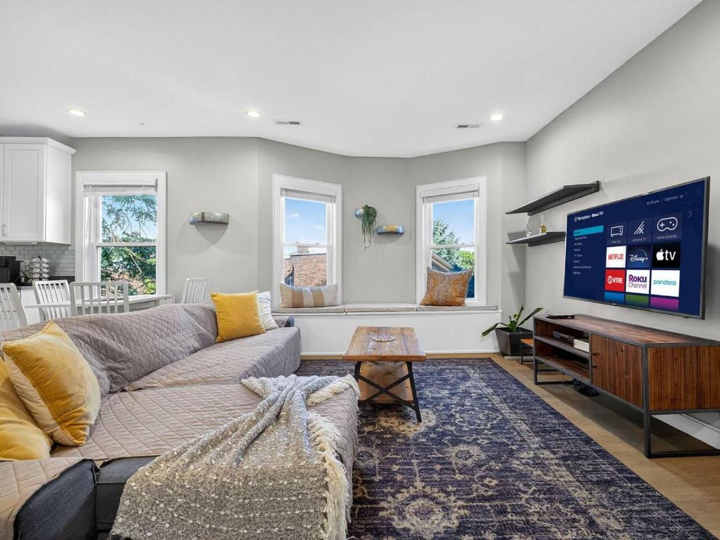 un salon avec un canapé et une télévision à écran plat dans l'établissement Luxury 3BR 2BA Boston Penthouse, à Boston