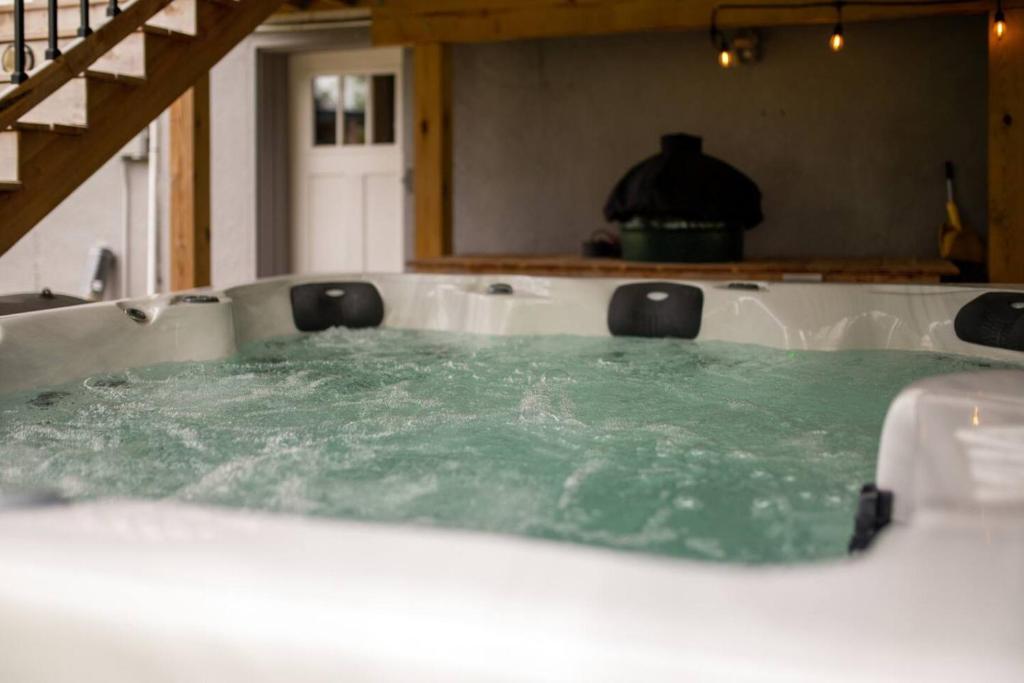 Φωτογραφία από το άλμπουμ του Private Basement - Two King Beds and Hot Tub σε St. Charles