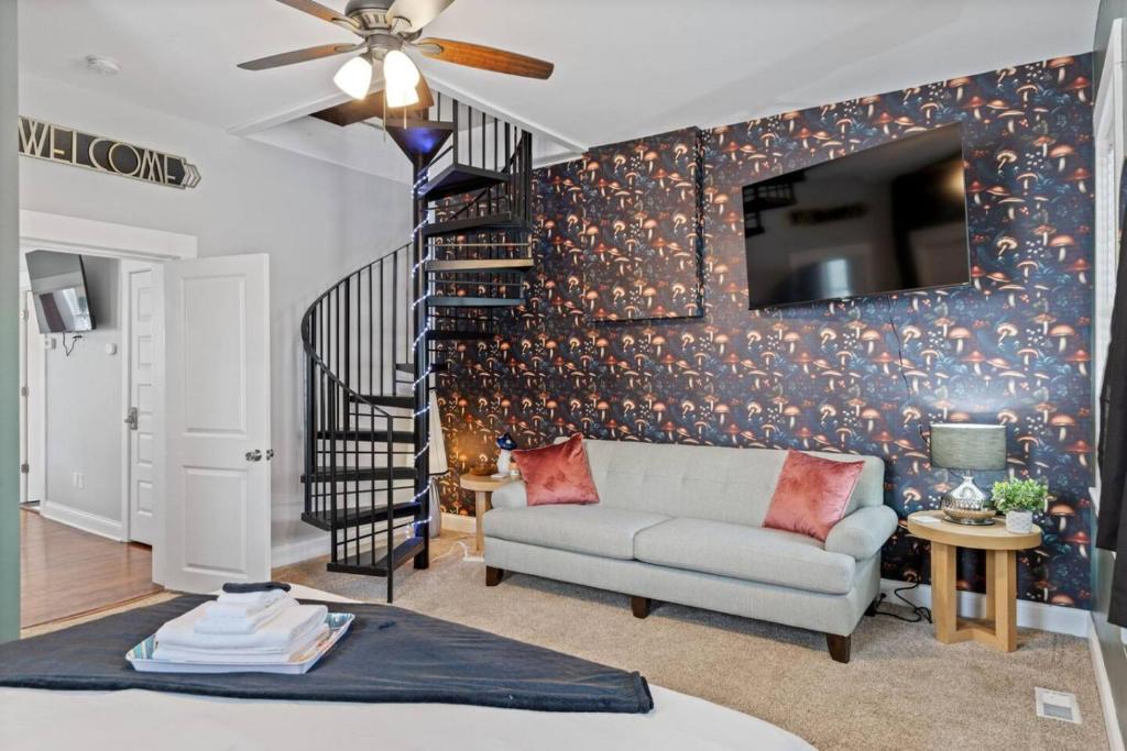 sala de estar con sofá y pared en Maison Champignon, en St. Charles