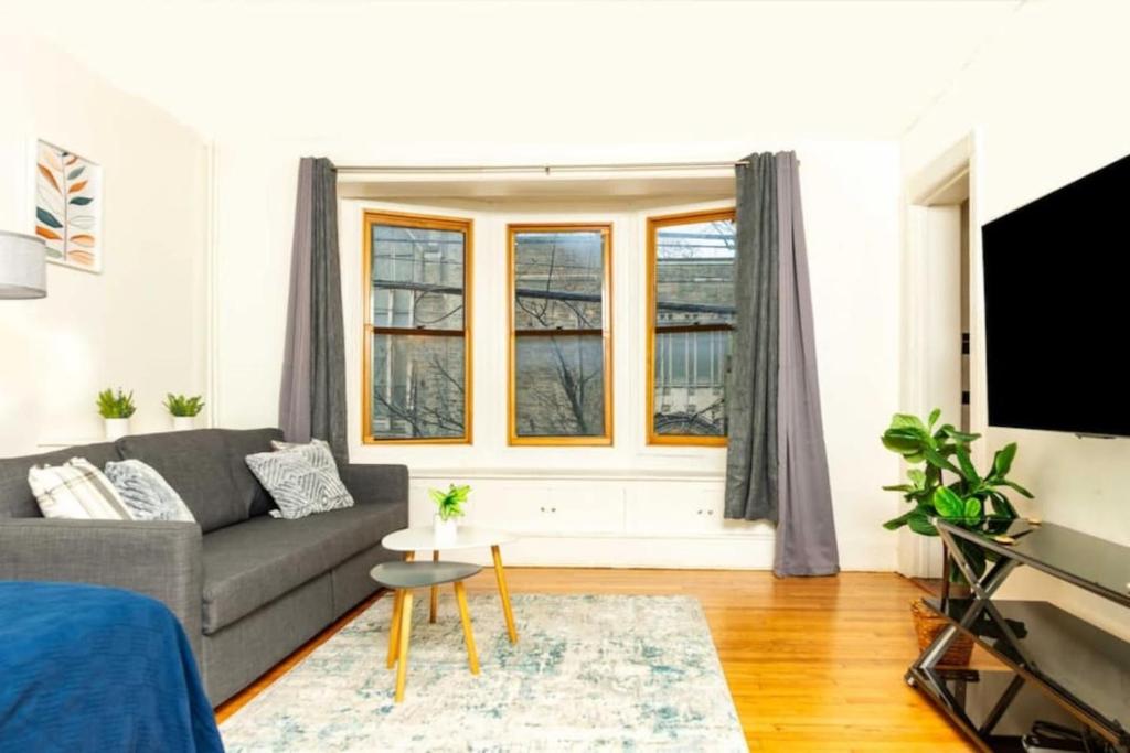 Una televisión o centro de entretenimiento en Spacious 1 bedroom Downtown