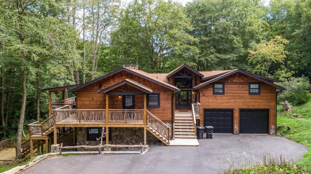 バナー・エルクにあるMoosey Creek Lodgeのログホーム(デッキ、ガレージ付)