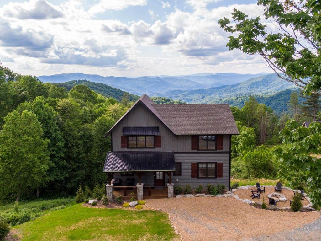 Elk ParkにあるWine Down at Eagles Nestの山を背景にした丘の上の住宅