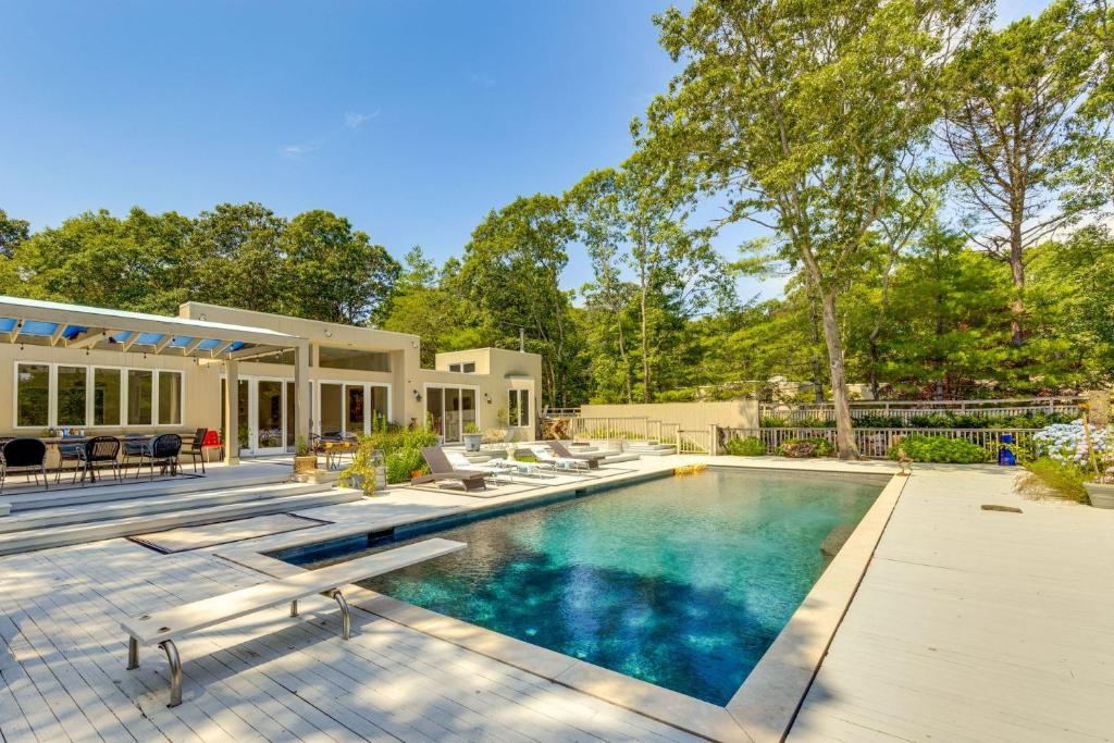 ein Swimmingpool im Hinterhof eines Hauses in der Unterkunft Pathside Cove by Rove Travel - 4BR Villa with Outdoor Spaces in Wainscott