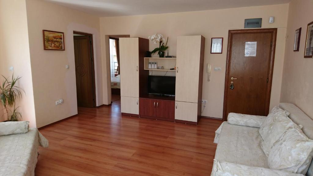 Park Apartments & Rooms Popovi - Two-Bedroom Apartment With Balcony And Park View