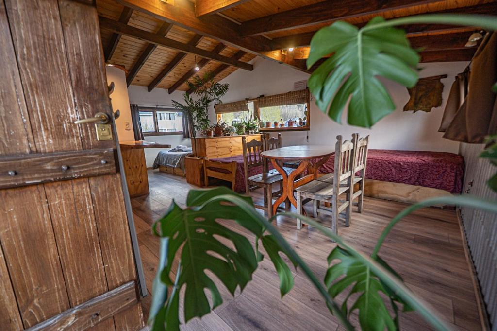 エル・チャルテンにあるKlettern House - Lo de Juanのテーブルと椅子、キッチンのあるリビングルーム