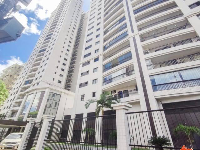 un grand bâtiment blanc avec un palmier devant dans l'établissement COP 30 Event - WOMEN ONLY - BEDROOM IN THE CITY CENTER, à Belém