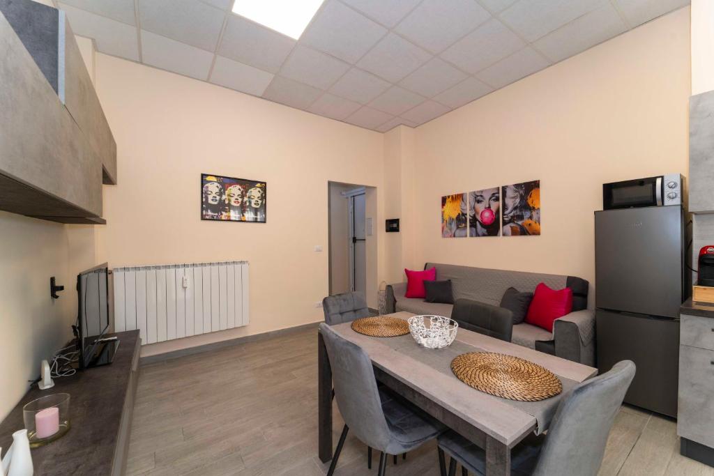 a living room with a table and a couch at Casa Meme - Trilocale elegante in Grugliasco