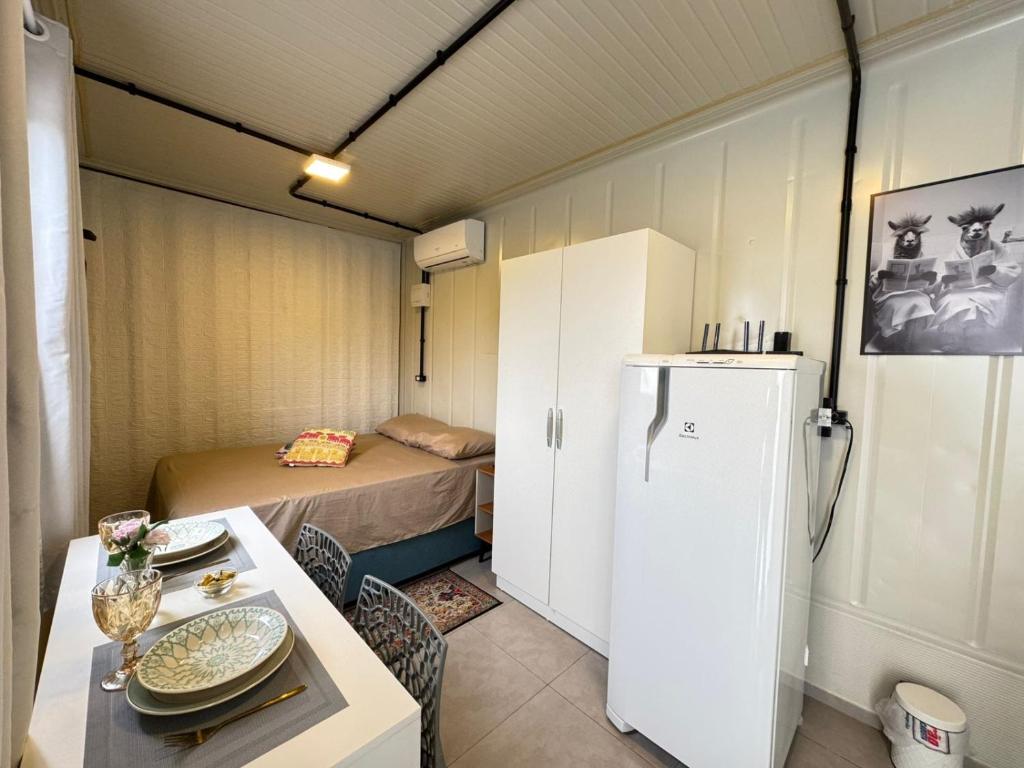 TijucasAconchego Urbano em Tijucas n 06的一间有桌子和冰箱的小房间
