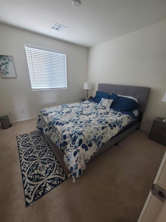 Postel nebo postele na pokoji v ubytování Entire Guest Suite With Bedroom, Lounge, Bath, and Laundry