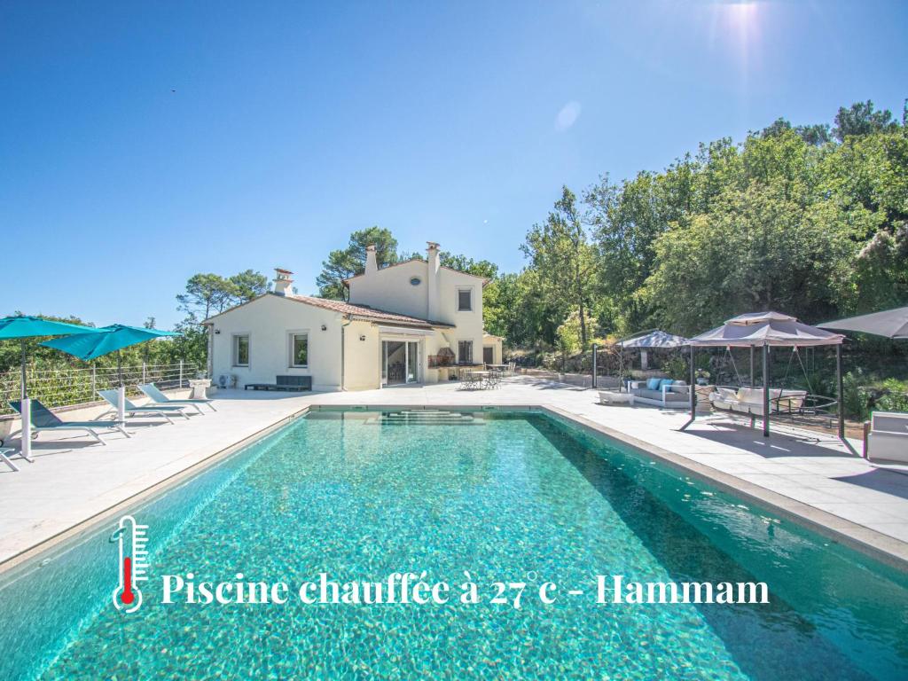 a villa with a swimming pool and a house at Charmante villa avec grande piscine au calme in Callian