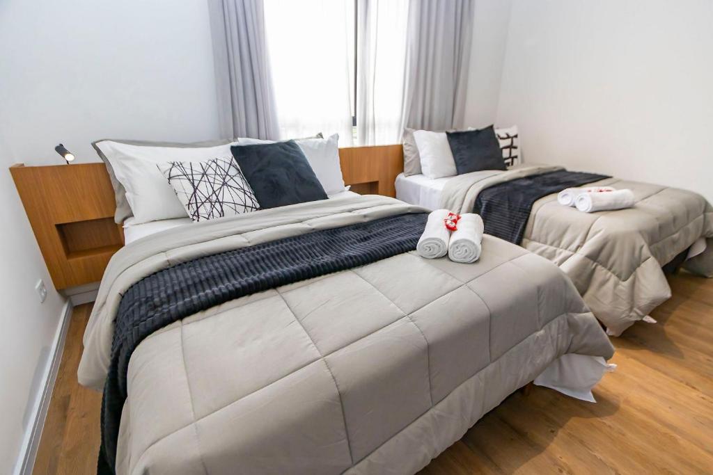 En eller flere senge i et værelse på Studio com 2 camas de casal e garagem - EIX0805