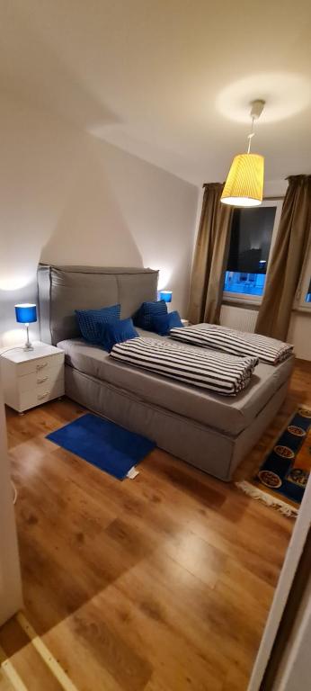 バート・ホンブルク・フォア・デア・ヘーエにあるMöblierte Souterrainwohnung mit 2 Schlafzimmern und Gartenの部屋の中に大きなベッドがある寝室