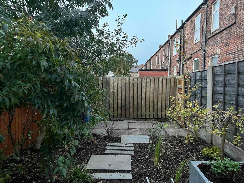 Ein Garten an der Unterkunft Victorian Inspired Home