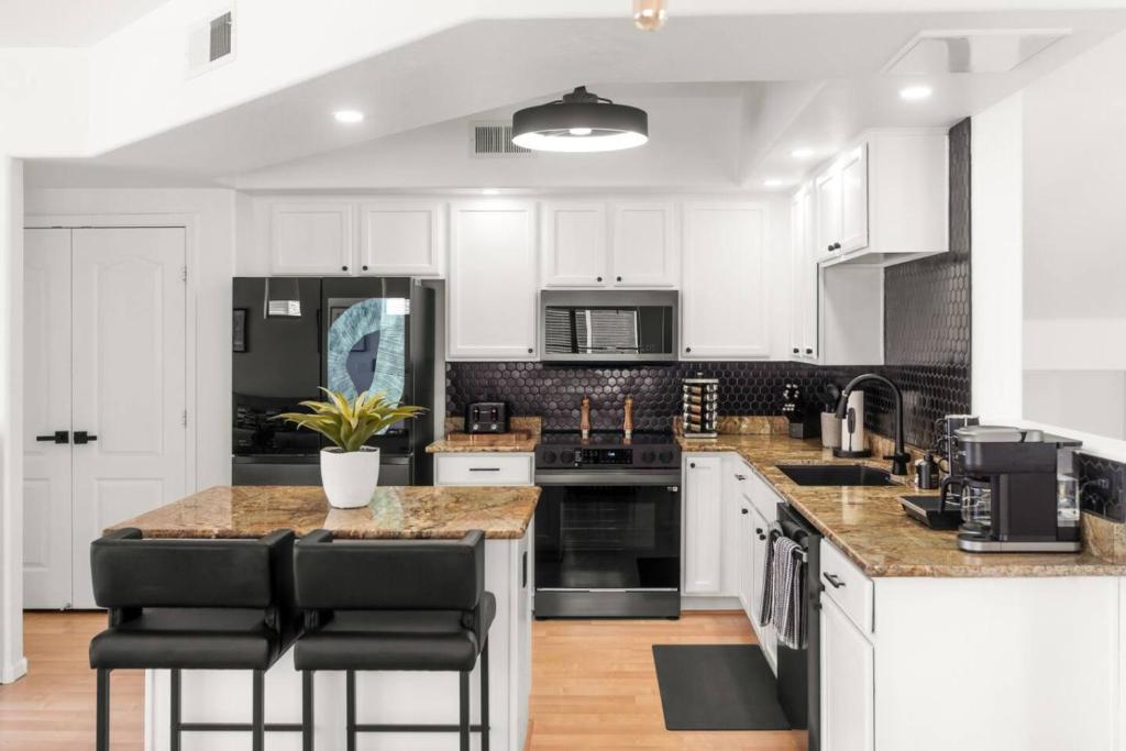 Kuchyň nebo kuchyňský kout v ubytování Freestanding Cubs Retreat near ASU off L-101 & 202