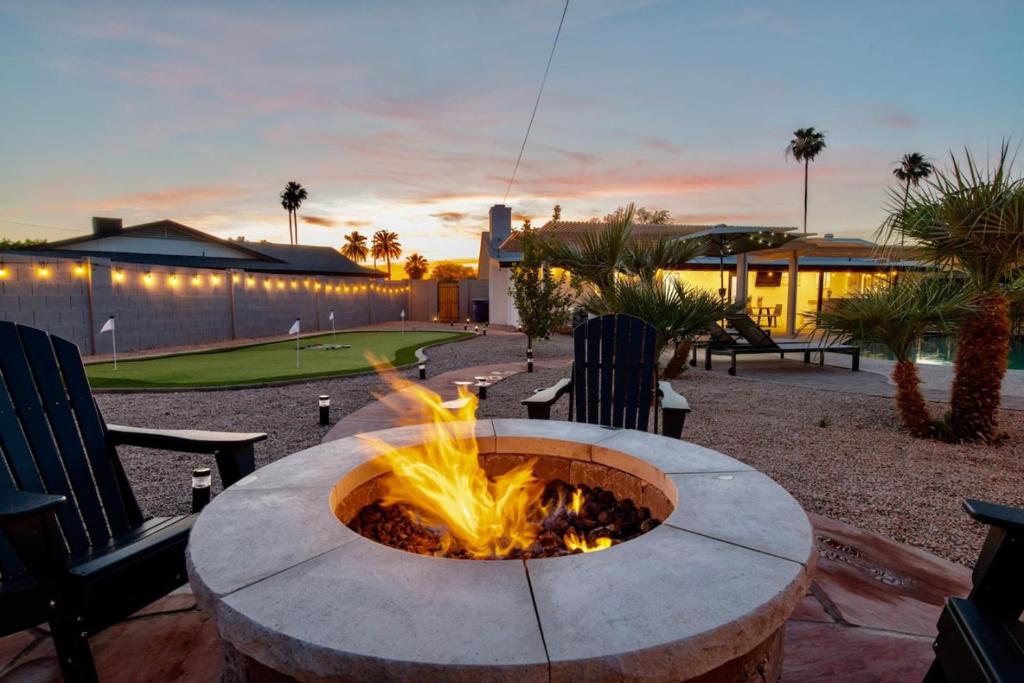 Φωτογραφία από το άλμπουμ του Massive Backyard - Pool, Hot Tub, Putting Green, & Fire Pit σε Tempe