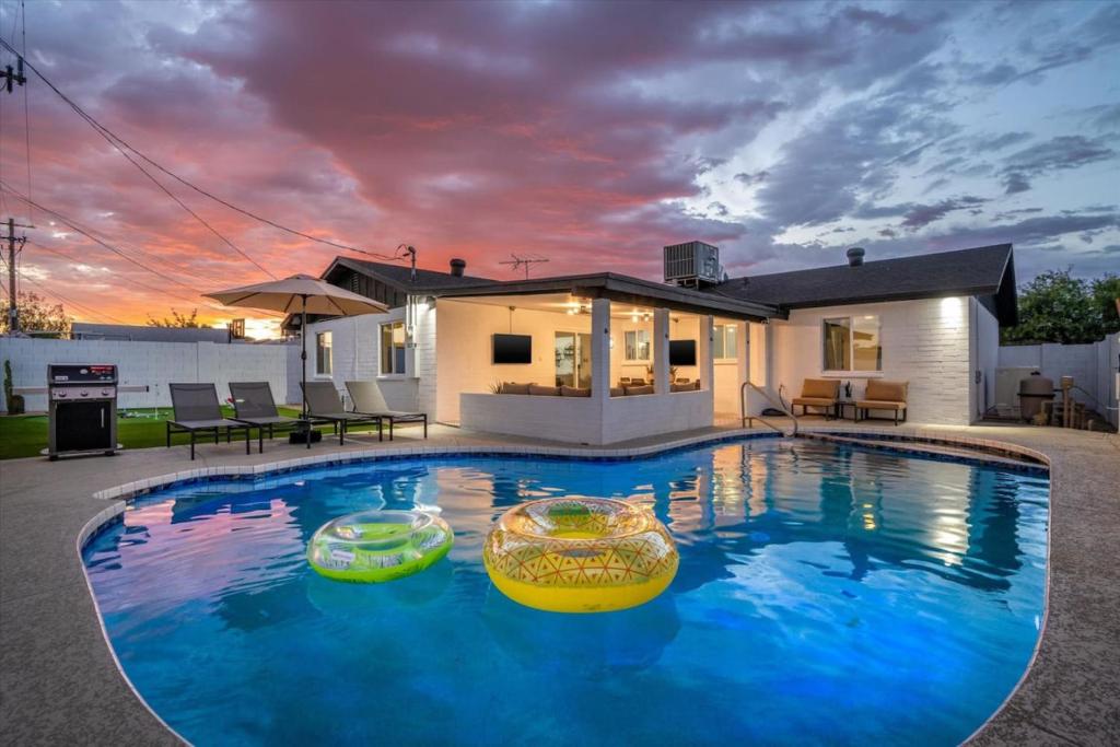 una piscina frente a una casa en 4BR 3BA Tempe Home with Pool, Hot Tub, Putting Green, & Game Room, en Tempe Junction