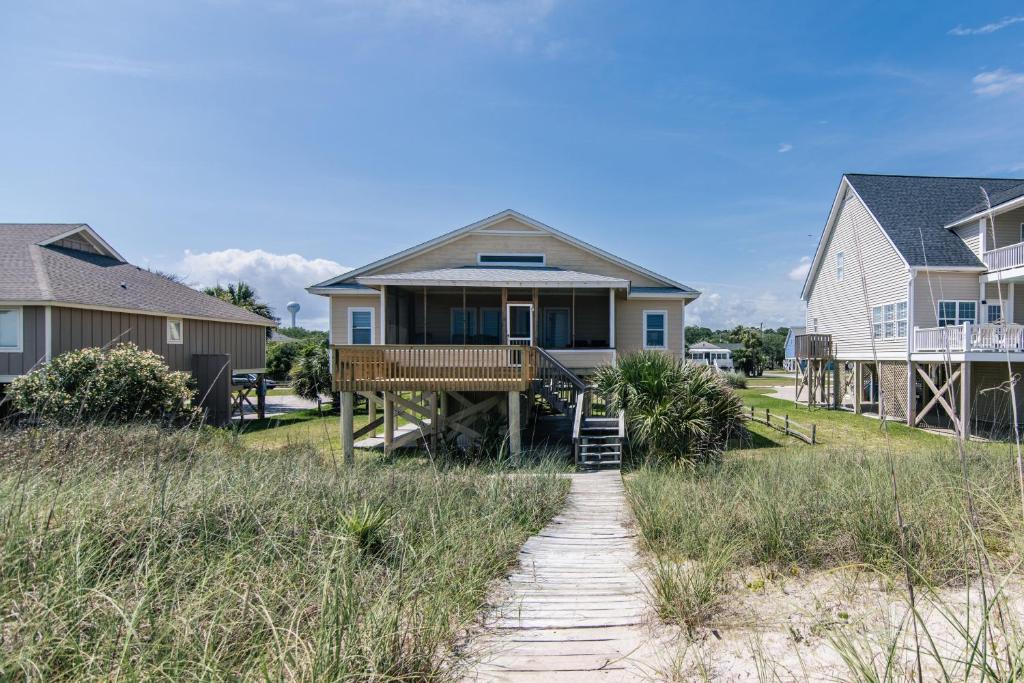 una casa en la playa con un camino que conduce a ella en M.S. Whaley, en Edisto