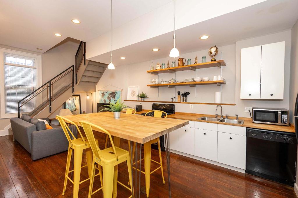 Η κουζίνα ή μικρή κουζίνα στο Loft Life Pendleton 2 - Chic Downtown Condo for 4