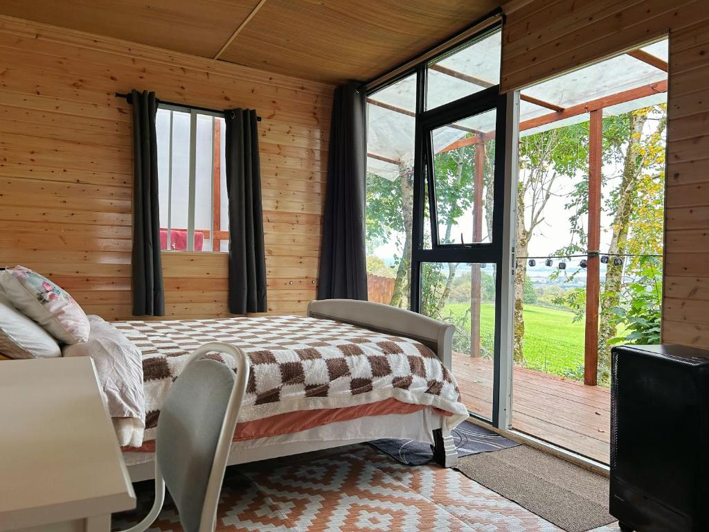 Ένα ή περισσότερα κρεβάτια σε δωμάτιο στο Valley view cabin in the woods on a farm