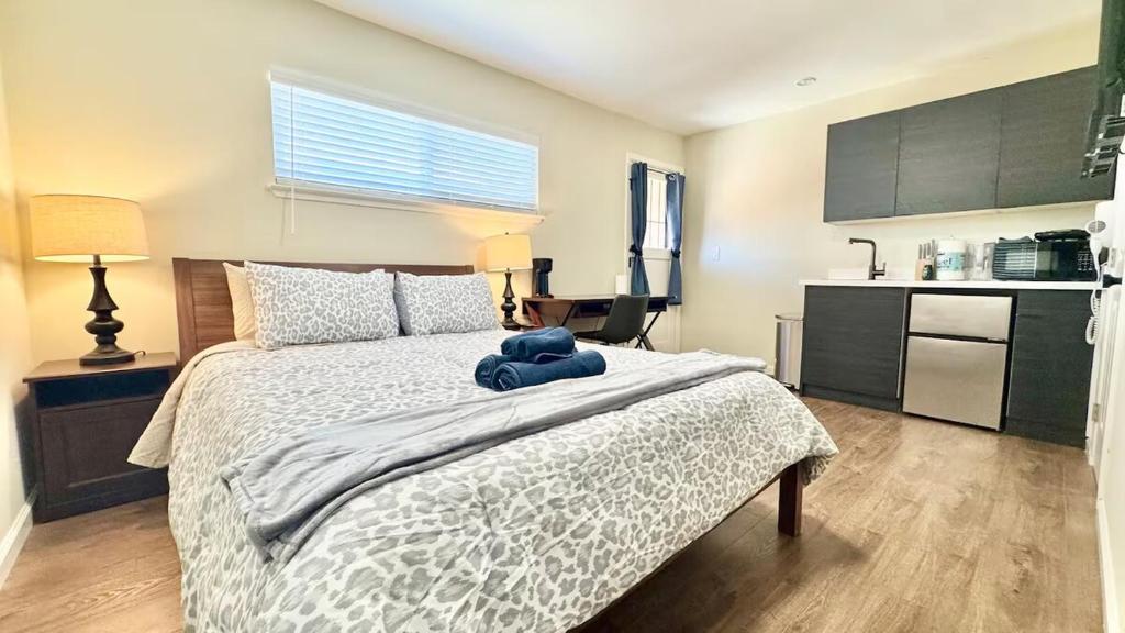 een slaapkamer met een groot bed en een keuken bij Remodeled Bungalow Suite with Parking, Steps from SJSU in San Jose