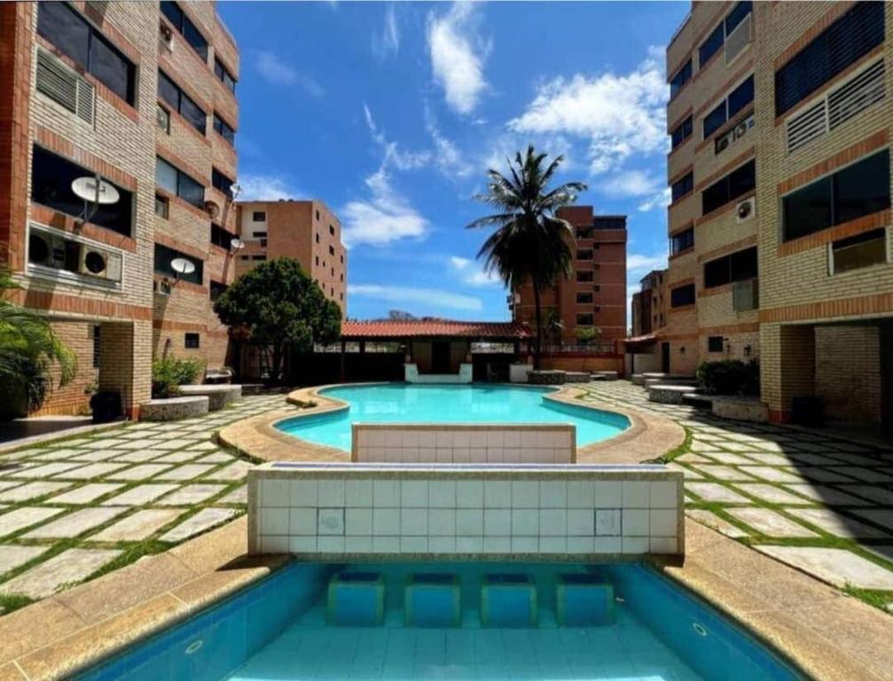 een zwembad op een binnenplaats met gebouwen bij Apartamento con vista al Mar bien ubicado 