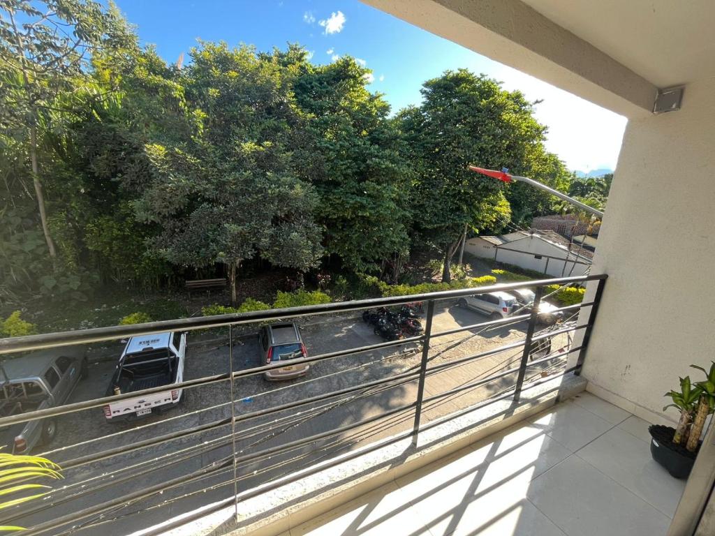 Elle comprend un balcon offrant une vue sur la rue et les arbres. dans l'établissement Primavera house - Habitaciones Full amobladas, à Ibagué