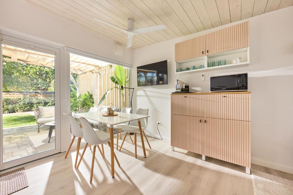 une cuisine et une salle à manger avec une table et des chaises dans l'établissement Relax Balaton, à Balatonőszöd