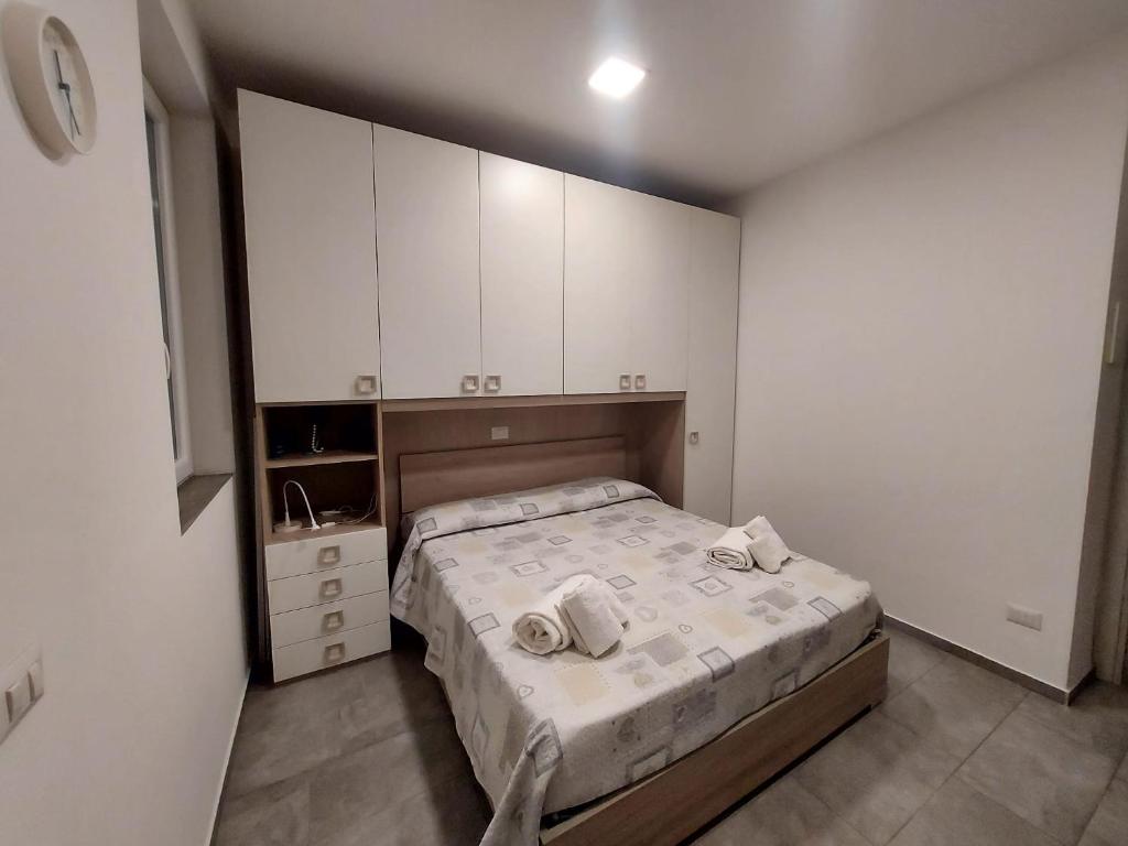 a small bedroom with a bed and white cabinets at La dimora del viaggiatore in Gallarate