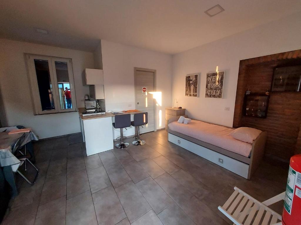 a room with a bed and a desk in it at La dimora del viaggiatore in Gallarate